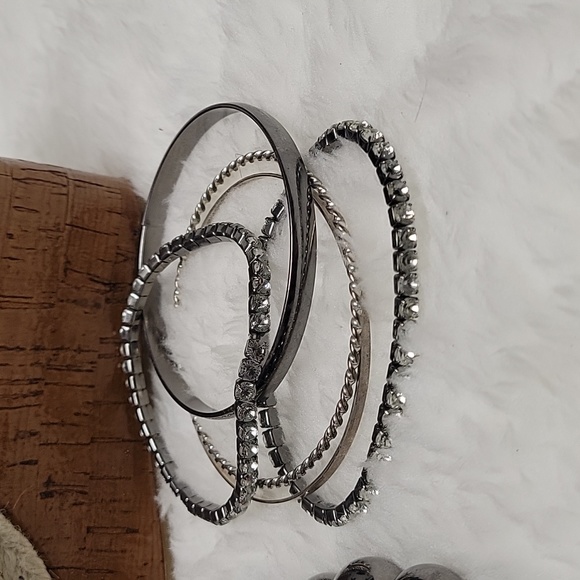 🆕️NWOT Bundle Jessica Simpson Wedges-Sexy Necklace, Earrings, and 5 Bracelets!! - Picture 4 of 9